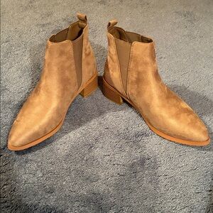 NWT C&C California Suede Rustik Taupe Boot in Size 7M